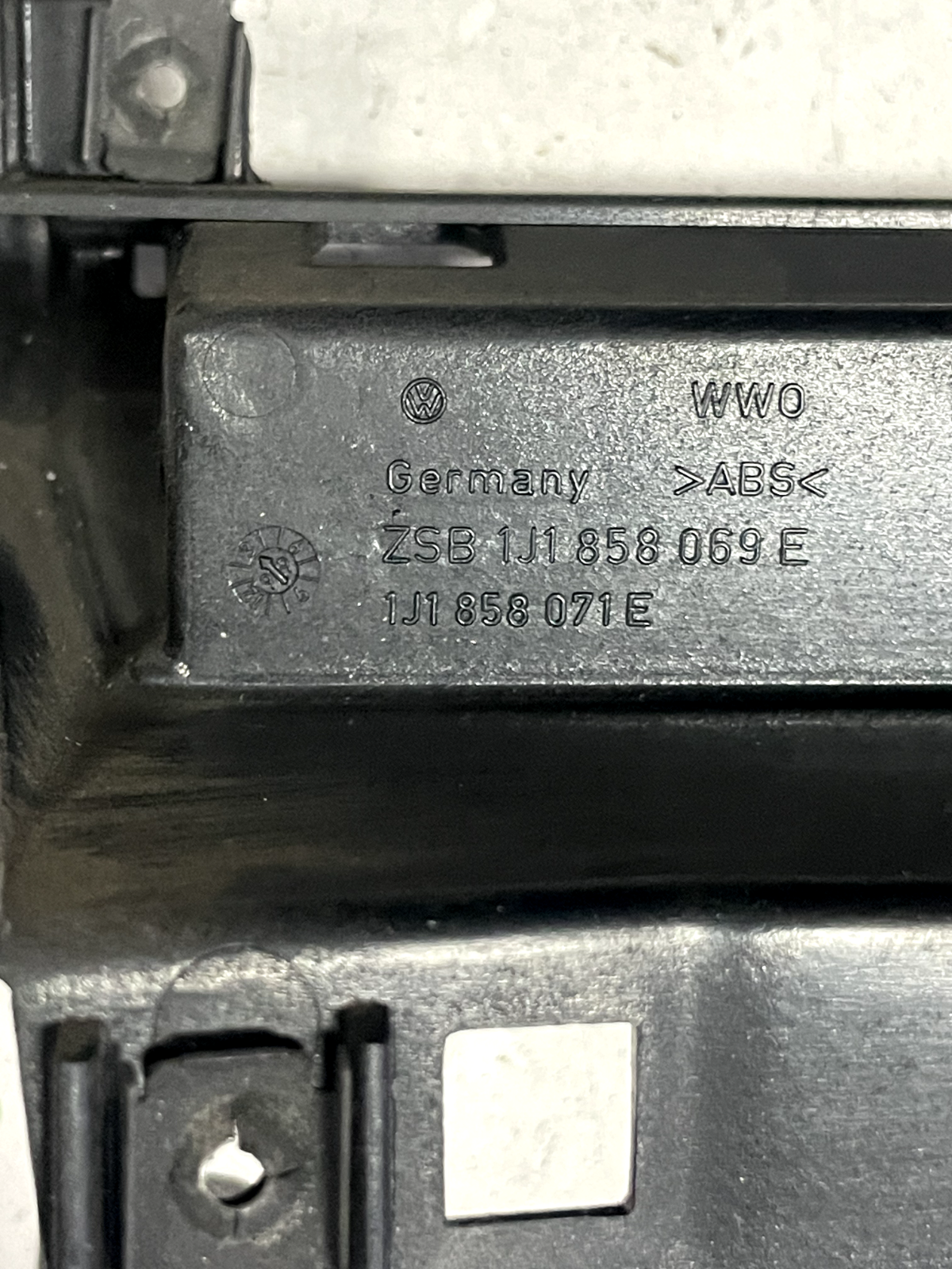 Copertura Telaio Console Centrale Volkswagen Golf 4 - 1J1858069E detail