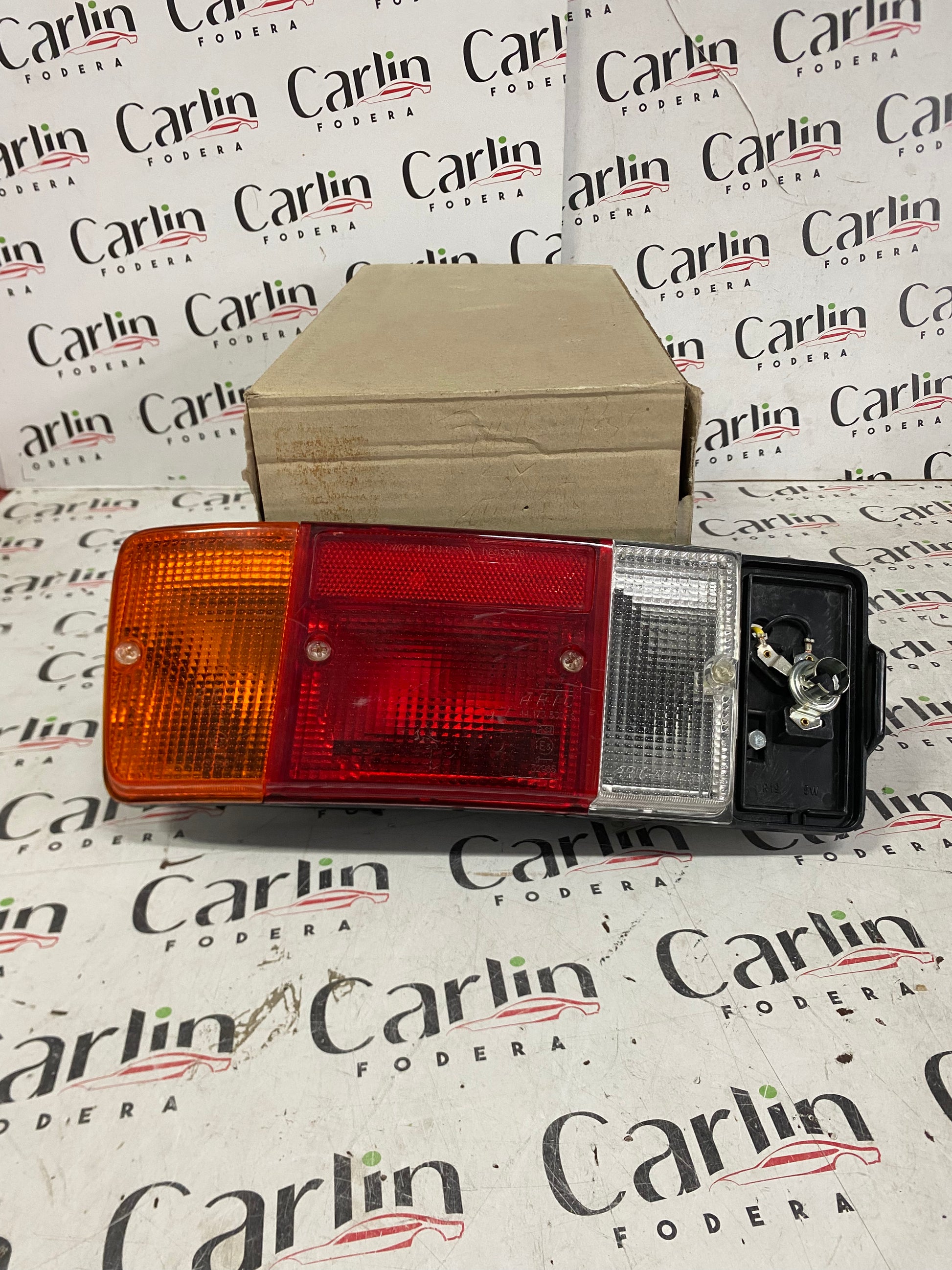 FANALE POSTERIORE SINISTRO – FIAT 127 L / CL / C  44173532 CON PORTALAMPADA