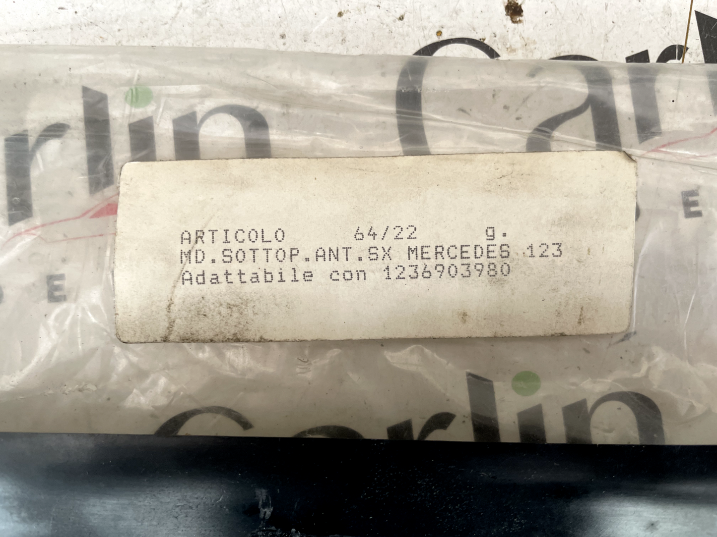 Modanatura Inferiore Sinistra Parafango Mercedes W123 - 1236903980 detail 2