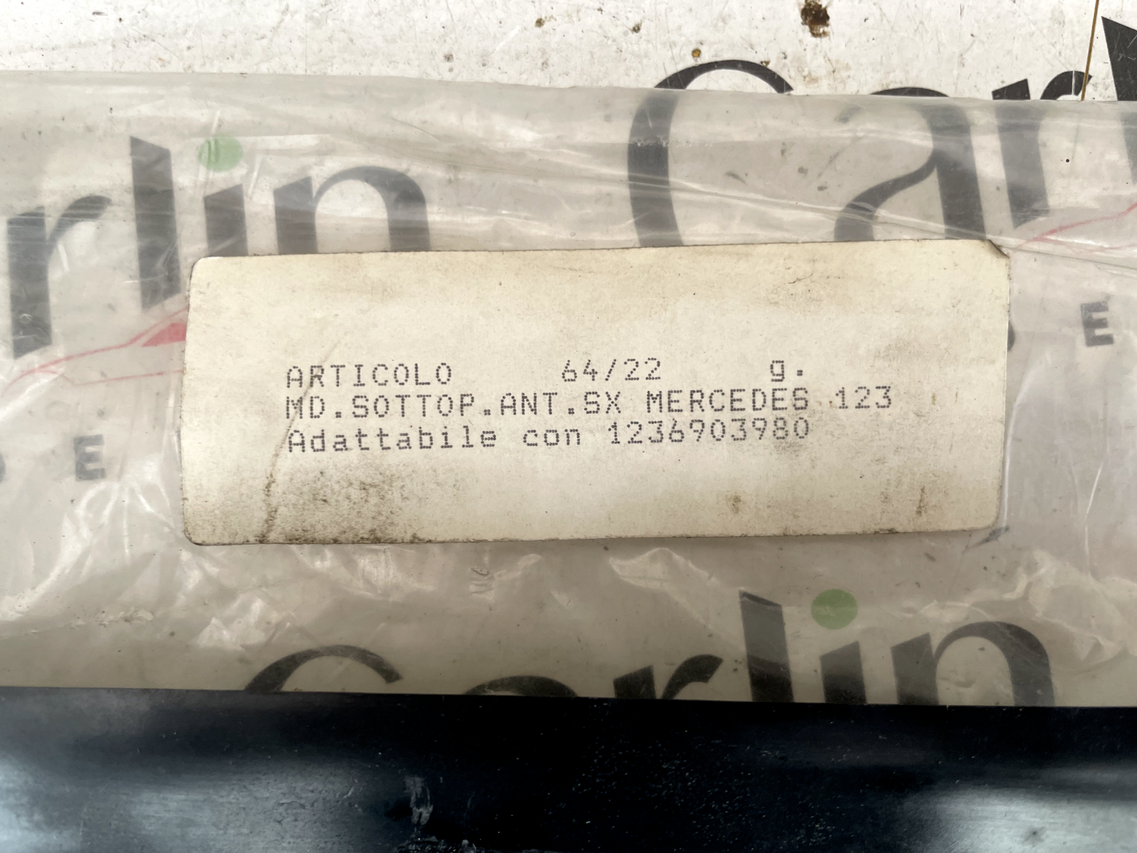 Modanatura Inferiore Sinistra Parafango Mercedes W123 - 1236903980 detail 2