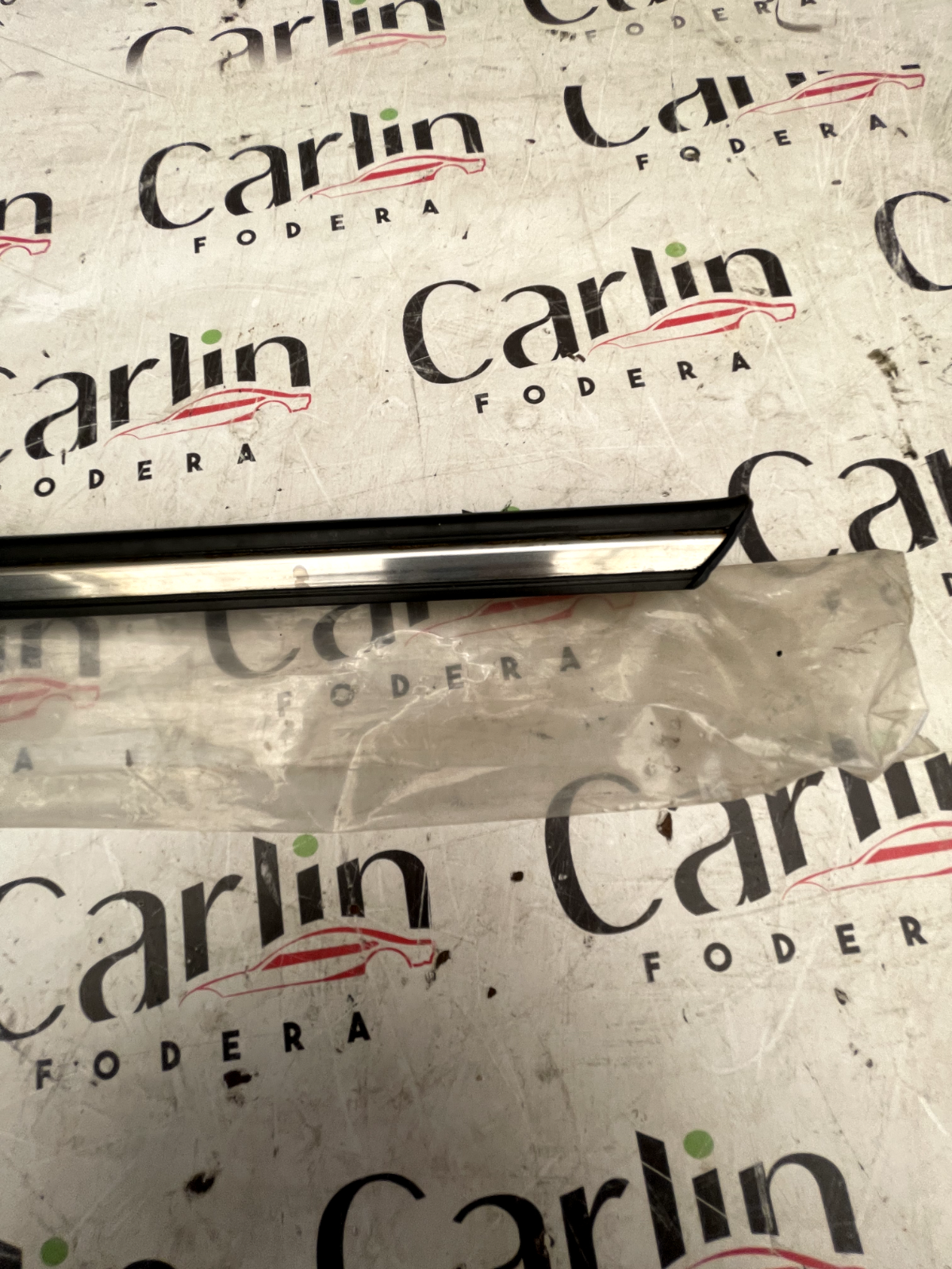 Modanatura Originale Mercedes 123 - Codice 1236900480 detail