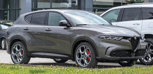 Alfa Romeo Tonale: foto indicativa del modello per fodere su misura. Alexander Migl, Wikimedia Commons, CC BY-SA 4.0; lieve ritocco con IA.