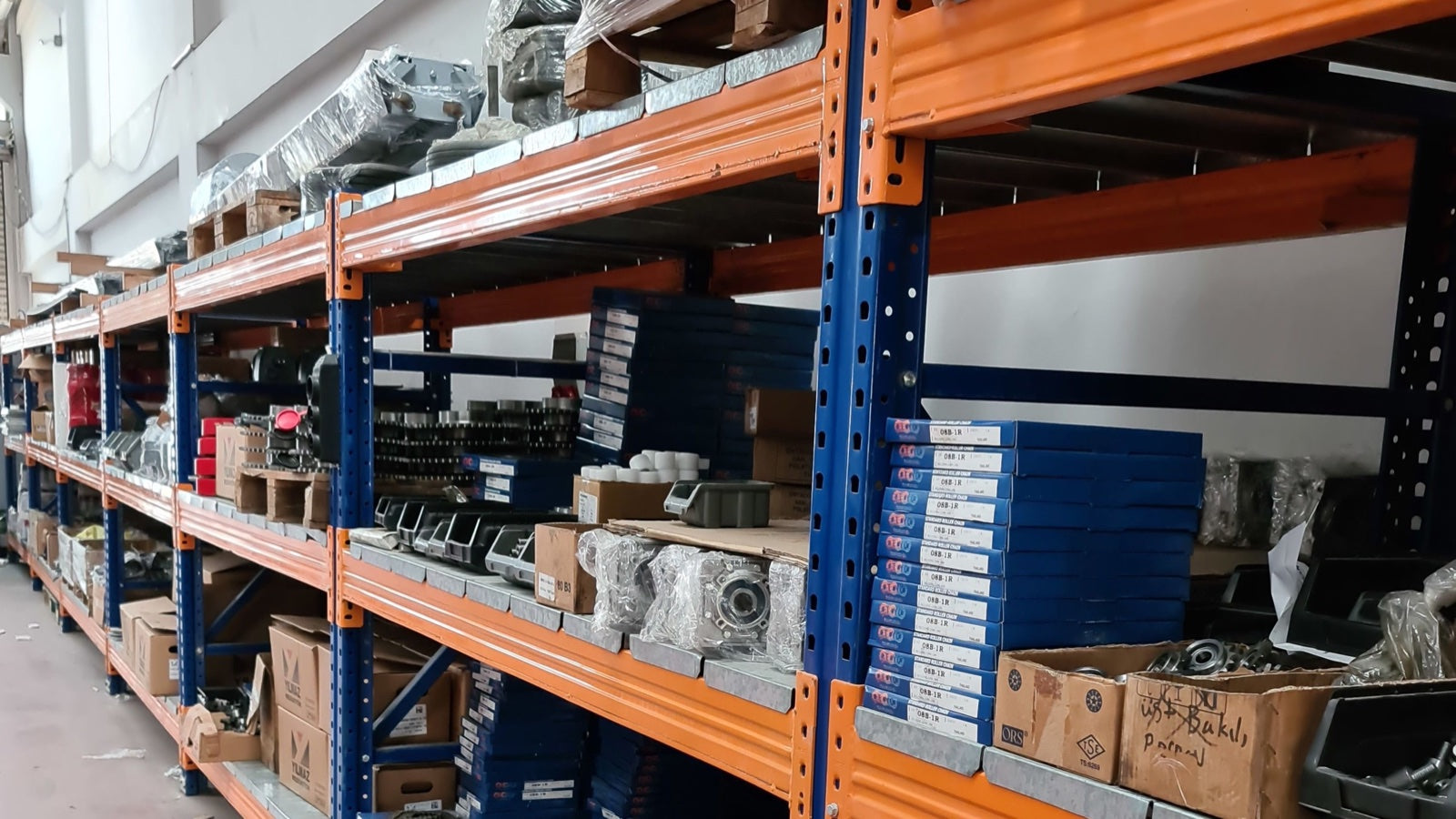 Photo d'illustration d'un entrepôt avec des étagères et des pièces mécaniques